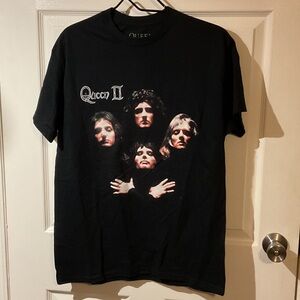 NWOT Queen Black Short-Sleeve Graphic Band Tee